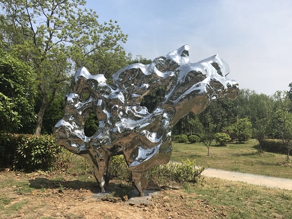 不銹鋼太湖石雕塑.jpg 不銹鋼太湖石雕塑.jpg
